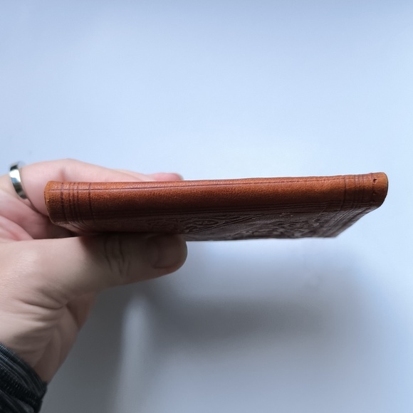 Embossed Tan Leather Credit Card Holder Bifold Wallet - Picture 12 of 12